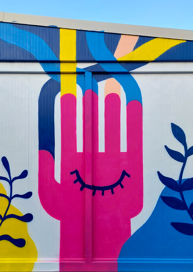 Dettaglio di Orizzonti, street art sociale con colori dinamici