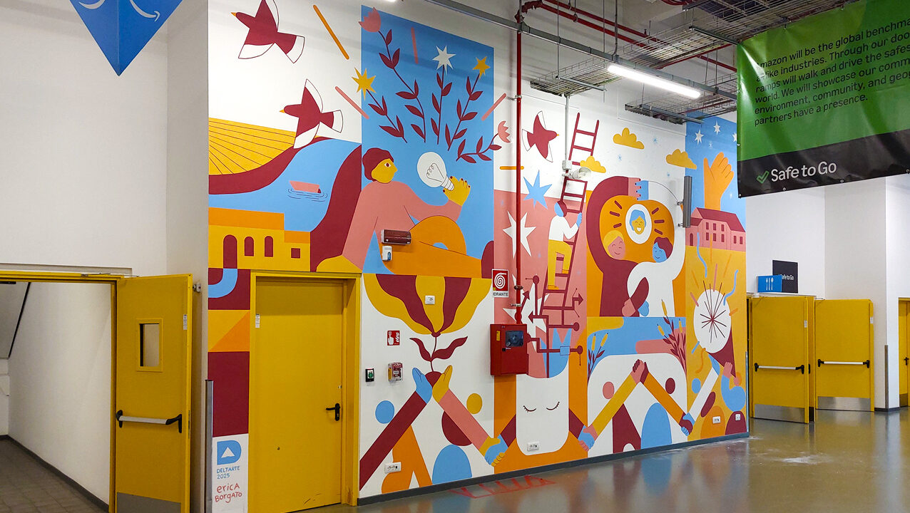 Murales all’ingresso del centro logistico Amazon