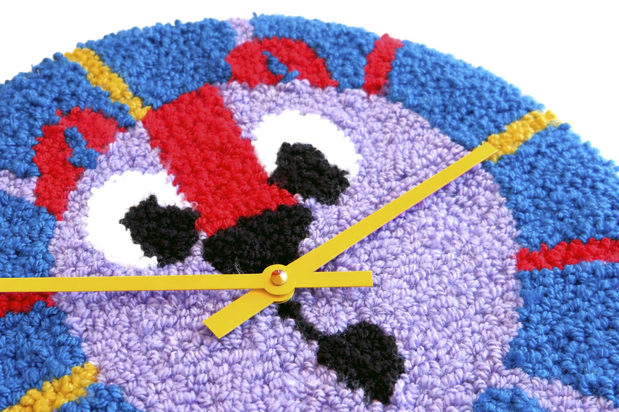 Dettaglio del viso del Leoncino Rosso — lavorazione punch needle