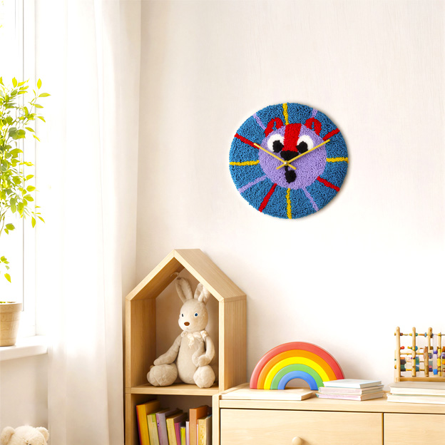 : Orologio Leoncino Rosso per camerette su parete chiara — decorazione tessile illustrata artigianale