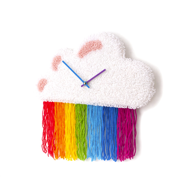 Orologio Nuvola Arcobaleno in punch needle di Erica Borgato per dESIGNoBJECT — vista frontale su sfondo neutro