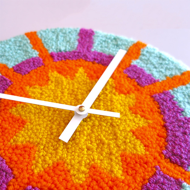 Vista laterale dell'orologio Sole Geometrico — spessore della superficie tessile e lancette