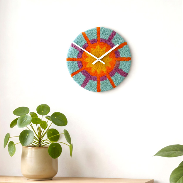 Orologio Sole Geometrico per camerette su parete chiara — decorazione tessile artigianale