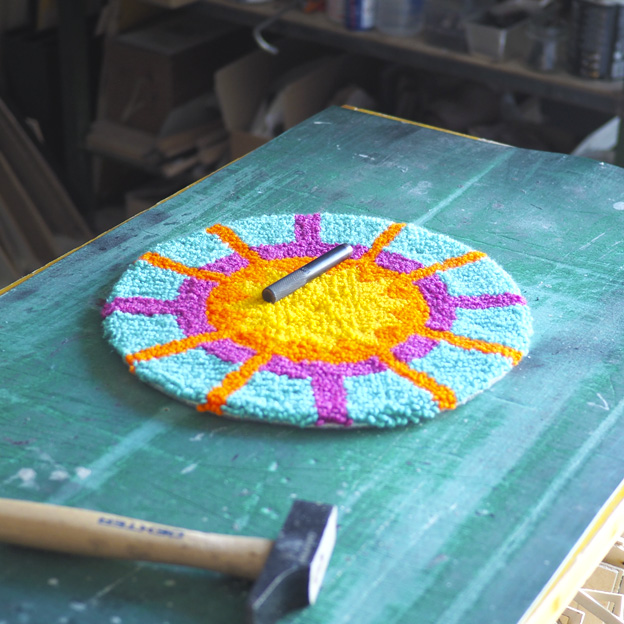 Dettaglio della lavorazione dell'orologio Sole Geometrico