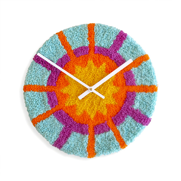 Orologio Sole Geometrico in punch needle di Erica Borgato per dESIGNoBJECT