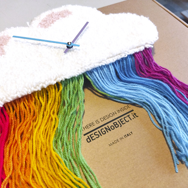 Dettaglio dell'orologio Nuvola Arcobaleno — superficie in lana multicolore tridimensionale