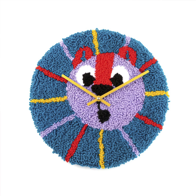 Orologio Leoncino Rosso in punch needle di Erica Borgato per dESIGNoBJECT — leone stilizzato su sfondo neutro